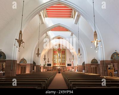 Kirchenschiff der katholischen Karmeliterkirche unserer Lieben Frau von Mount Carmel und St. Simon Stock, Kensington, London, England. Stockfoto
