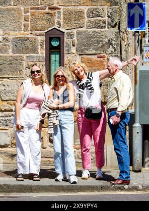 St Andrews, Fife, Schottland, Großbritannien. Juni 2024. Wetter in Großbritannien: St. Andrews erlebt Anfang Juni eine erstaunliche Hitzewelle mit Temperaturen bis zu 25°C. Sowohl Einheimische als auch Touristen haben Spaß, während sie den Tag mit dem Sommerwetter im Stadtzentrum verbringen. Quelle: Dundee Photographics/Alamy Live News Stockfoto