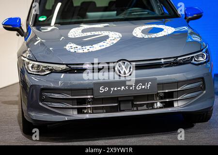 Wolfsburg, Deutschland. Juni 2024. Ein Volkswagen Golf mit der Aufschrift „50 Jahre Golf“ steht bei der Zeremonie „50 Jahre Golfproduktion“ im VW-Werk. Kredit: Moritz Frankenberg/dpa/Alamy Live News Stockfoto