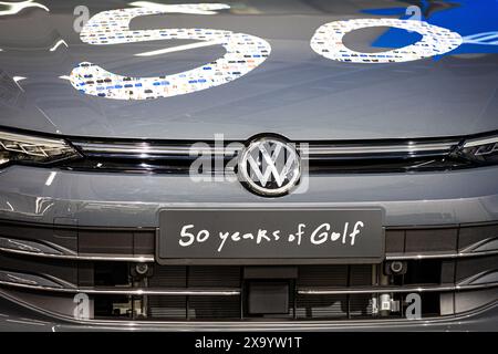 Wolfsburg, Deutschland. Juni 2024. Ein Volkswagen Golf mit der Aufschrift „50 Jahre Golf“ steht bei der Zeremonie „50 Jahre Golfproduktion“ im VW-Werk. Kredit: Moritz Frankenberg/dpa/Alamy Live News Stockfoto