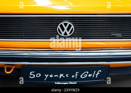 Wolfsburg, Deutschland. Juni 2024. Ein Volkswagen Golf mit der Aufschrift „50 Jahre Golf“ steht bei der Zeremonie „50 Jahre Golfproduktion“ im VW-Werk. Kredit: Moritz Frankenberg/dpa/Alamy Live News Stockfoto