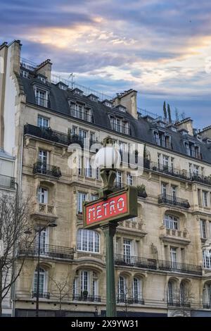 Paris, wunderschöne Gebäude Boulevard Voltaire im 11e Arrondissement, mit einem U-Bahn-Schild Stockfoto