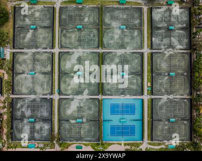 Ein Blick aus der Vogelperspektive auf Tennis- und Pickleball-Plätze in Florida an einem sonnigen Tag. Blaue und grüne Farben sind auf der Oberfläche des Platzes zu finden Stockfoto