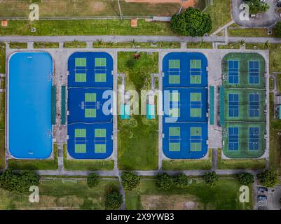 Ein Blick aus der Vogelperspektive auf Tennis- und Pickleball-Plätze in Florida an einem sonnigen Tag. Blaue und grüne Farben sind auf der Oberfläche des Platzes zu finden Stockfoto