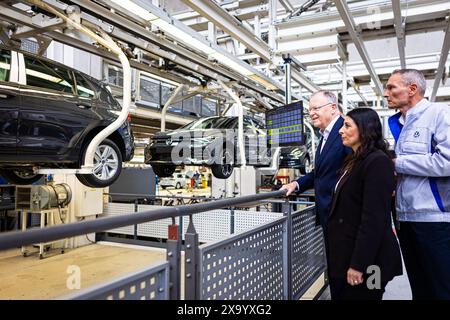 Wolfsburg, Deutschland. Juni 2024. Stephan weil (SPD, l-r), niedersächsischer Ministerpräsident, erhält vor der Zeremonie „50 Jahre Golfproduktion“ im VW-Werk von Daniela Cavallo, Vorsitzende des General- und Konzernbetriebsrats der Volkswagen AG, und Rainer Fessel, Werksleiter, eine Erklärung zur Produktion eines Volkswagen Golfs. Kredit: Moritz Frankenberg/dpa/Alamy Live News Stockfoto