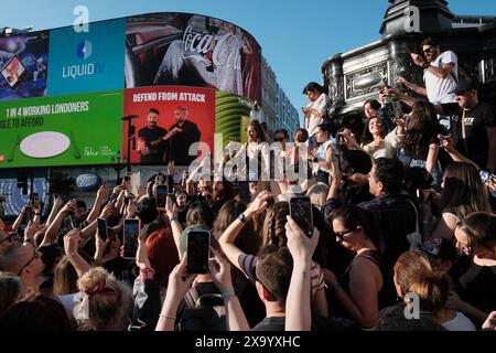 London, Großbritannien. Juni 2024. Jared Leto gibt ein kostenloses Akustikkonzert für Fans im Piccadilly Circus in London Credit: Atlantico Press/Alamy Live News Stockfoto