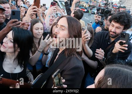 London, Großbritannien. Juni 2024. Jared Leto gibt ein kostenloses Akustikkonzert für Fans im Piccadilly Circus in London Credit: Atlantico Press/Alamy Live News Stockfoto