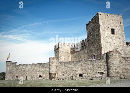 Das mittelalterliche Schloss Pedraza in Spanien vor dem blauen Himmel Stockfoto
