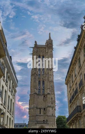 Paris, der Saint-Jacques-Turm im historischen Zentrum, in einem öffentlichen Park Stockfoto