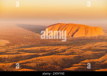 Eine Luftaufnahme des Uluru-Kata Tjuta National Park in Petermann, Australien. Stockfoto