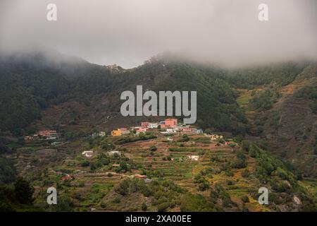 Der Blick auf das Bergdorf 'Las Carboneras' in den Anaga Bergen auf Teneriffa Stockfoto