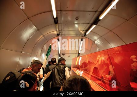 U-Bahn-Rolltreppen in Neapel, unterirdische urbane Szene, Verkehrsinfrastruktur, Stockfoto