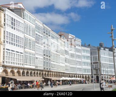 Traditionelle weiß verglaste Holzfenster entlang der Avenida de Marina in A Coruna, Galicien. Spanien. Daten 23-9-23 Stockfoto