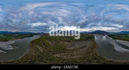 360 Grad Fraser River. British Columbia, Kanada. Sonnenuntergangshimmel Stockfoto