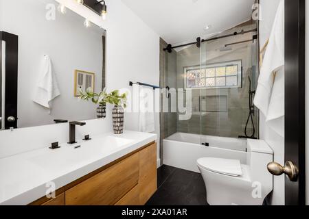 Ein modernes Badezimmer in Hollywood Hills in Los Angeles, Kalifornien, mit einem Umbau eines älteren Hauses Stockfoto