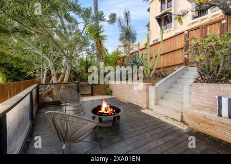 Eine moderne Hollywood Hills Wohnterrasse in Los Angeles, Kalifornien, mit einem Umbau eines älteren Hauses Stockfoto