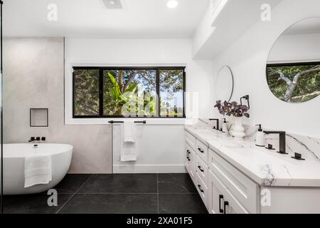 Ein modernes Badezimmer in Hollywood Hills in Los Angeles, Kalifornien, mit einem Umbau eines älteren Hauses Stockfoto