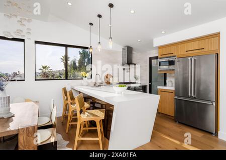Eine moderne Hollywood Hills Wohnküche in Los Angeles, Kalifornien, mit einem Umbau eines älteren Hauses Stockfoto
