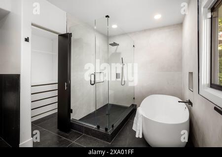 Ein modernes Badezimmer in Hollywood Hills in Los Angeles, Kalifornien, mit einem Umbau eines älteren Hauses Stockfoto