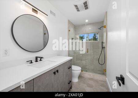 Ein geräumiges Badezimmer in einem renovierten Los Angeles Haus Stockfoto