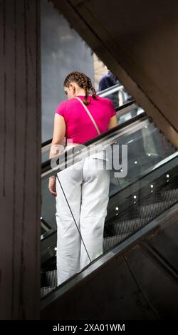 U-Bahn-Rolltreppen in Neapel, unterirdische urbane Szene, Verkehrsinfrastruktur, Stockfoto