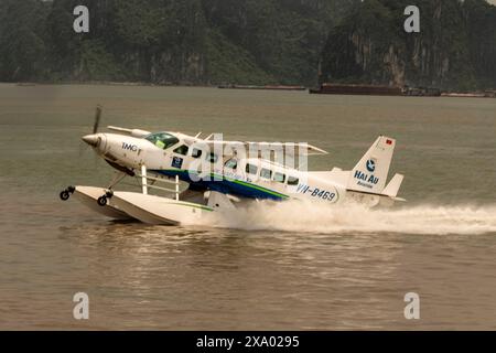 Exotisches Wasserflugzeug in der spektakulären Hạ Long Bay, Halong Bay, Vịnh Hạ Long, Nordvietnam. Stockfoto