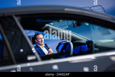 Wolfsburg, Deutschland. Juni 2024. Thomas Schäfer, Vorstandsmitglied der Marke Volkswagen, spricht bei der Zeremonie „50 Jahre Golfproduktion“ im VW-Werk. Kredit: Moritz Frankenberg/dpa/Alamy Live News Stockfoto