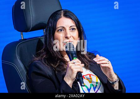 Wolfsburg, Deutschland. Juni 2024. Daniela Cavallo, Vorsitzende des General- und Konzernbetriebsrats der Volkswagen AG, spricht bei der Zeremonie „50 Jahre Golfproduktion“ im VW-Werk. Kredit: Moritz Frankenberg/dpa/Alamy Live News Stockfoto