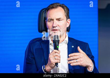 Wolfsburg, Deutschland. Juni 2024. Thomas Schäfer, Vorstandsmitglied der Marke Volkswagen, spricht bei der Zeremonie „50 Jahre Golfproduktion“ im VW-Werk. Kredit: Moritz Frankenberg/dpa/Alamy Live News Stockfoto