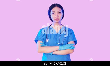 Notschwester. Rettungsdienst. Neonlicht ernsthaft verantwortliche Frau Arzt erste Hilfe stehend gekreuzte Arme blaue Uniform isoliert auf rosa Leerraumhintergrund. Stockfoto