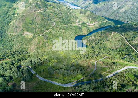 Landschaft der Ribeira Sacra, Fluss Sil und ein kleines Dorf am Hang des Berges, aus der Vogelperspektive von A dron Stockfoto