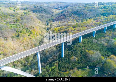 Luftaufnahme mit Drohne eines Hochgeschwindigkeitsbahnviadukts in Galicien, Spanien. Stockfoto