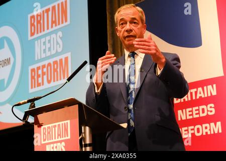 London, Großbritannien. Juni 2024. Reform UK Pressekonferenz, Nigel Farage steht in Clacton on Sea. Quelle: Matthew Chattle/Alamy Live News Stockfoto