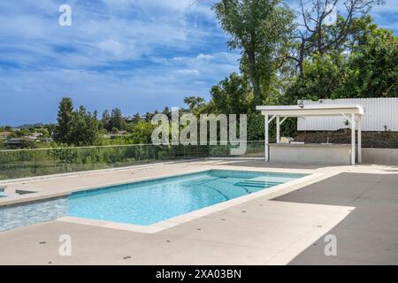 Blick von außen auf ein Haus mit einladendem Pool auf der Terrasse in Encino, Kalifornien Stockfoto