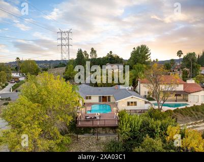 Ein Wohnhaus mit einem erhöhten Swimmingpool in Encino, Kalifornien Stockfoto