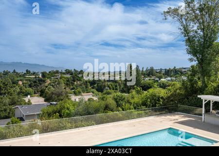 Ein Außenpool mit Möbeln in Encino, Kalifornien Stockfoto
