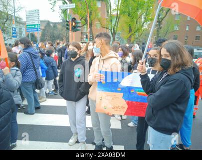 Mailand, Italien, 2022-03-30. Junge Studenten, die an einer Demonstration auf den Straßen von Baggio, Mailand, teilnehmen, um die Invasion der Ukraine zu stoppen. Stockfoto