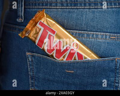 Tambov, Russische Föderation - 23. Januar 2024 Twix-Schokoladenriegel in einer Jeansrückentasche. Stockfoto