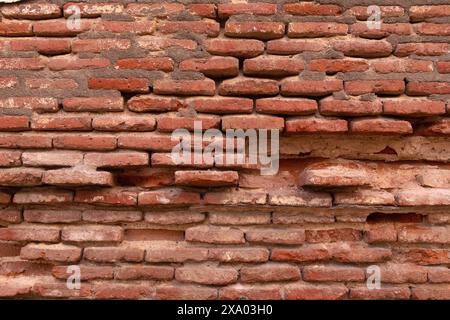 Alte rote Backsteinmauer aus dem letzten Jahrhundert. Ganja City. Aserbaidschan. Stockfoto