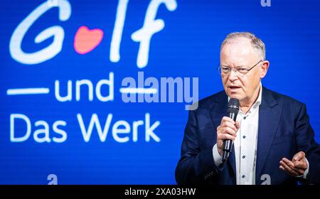 Wolfsburg, Deutschland. Juni 2024. Stephan weil (SPD), niedersächsischer Ministerpräsident, spricht bei der Zeremonie „50 Jahre Golfproduktion“ im VW-Werk. Kredit: Moritz Frankenberg/dpa/Alamy Live News Stockfoto