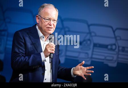 Wolfsburg, Deutschland. Juni 2024. Stephan weil (SPD), niedersächsischer Ministerpräsident, spricht bei der Zeremonie „50 Jahre Golfproduktion“ im VW-Werk. Kredit: Moritz Frankenberg/dpa/Alamy Live News Stockfoto