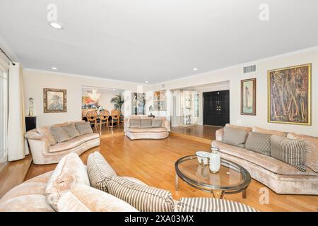 Ein geräumiges Wohnzimmer mit reichlich Möbeln in Encino, CA Stockfoto