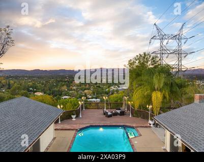 Ein Blick aus der Vogelperspektive auf die Stadt bei Sonnenuntergang in Encino, CA Stockfoto