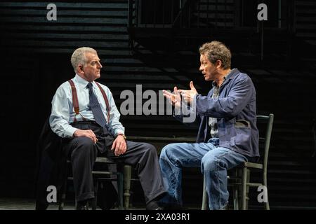 l-r: Martin Marquez (Alfieri), Dominic West (Eddie Carbone) in Einem BLICK VON DER BRÜCKE von Arthur Miller im Theatre Royal Haymarket, London SW1 04/06/2024 A Theatre Royal Bath Produktionsdesign: Peter McKintosh Beleuchtung: Paul Pyant Regie: Lindsay Posner Stockfoto