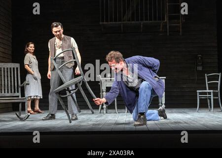 l-r: Kate Fleetwood (Beatrice), Pierro Niel-Mee (Marco), Dominic West (Eddie Carbone) in Einem BLICK VON DER BRÜCKE von Arthur Miller im Theatre Royal Haymarket, London SW1 04/06/2024 A Theatre Royal Bath Produktionsdesign: Peter McKintosh Beleuchtung: Paul Pyant Regie: Lindsay Posner Stockfoto