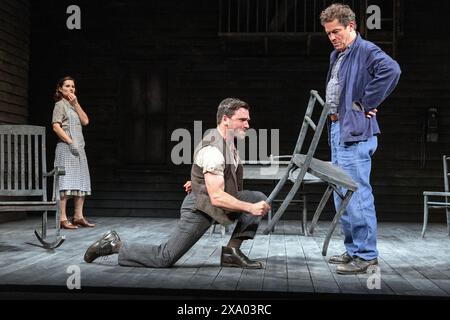 l-r: Kate Fleetwood (Beatrice), Pierro Niel-Mee (Marco), Dominic West (Eddie Carbone) in Einem BLICK VON DER BRÜCKE von Arthur Miller im Theatre Royal Haymarket, London SW1 04/06/2024 A Theatre Royal Bath Produktionsdesign: Peter McKintosh Beleuchtung: Paul Pyant Regie: Lindsay Posner Stockfoto