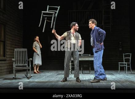 l-r: Kate Fleetwood (Beatrice), Pierro Niel-Mee (Marco), Dominic West (Eddie Carbone) in Einem BLICK VON DER BRÜCKE von Arthur Miller im Theatre Royal Haymarket, London SW1 04/06/2024 A Theatre Royal Bath Produktionsdesign: Peter McKintosh Beleuchtung: Paul Pyant Regie: Lindsay Posner Stockfoto