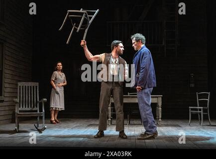 l-r: Kate Fleetwood (Beatrice), Pierro Niel-Mee (Marco), Dominic West (Eddie Carbone) in Einem BLICK VON DER BRÜCKE von Arthur Miller im Theatre Royal Haymarket, London SW1 04/06/2024 A Theatre Royal Bath Produktionsdesign: Peter McKintosh Beleuchtung: Paul Pyant Regie: Lindsay Posner Stockfoto