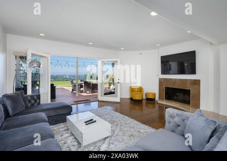 Ein Custom Hilltop modernes Mid-Century mit Panoramablick Stockfoto