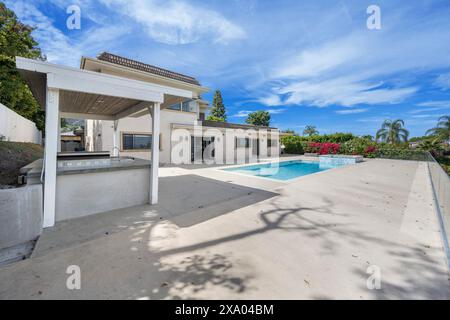 Ein großes Haus mit überdachter Terrasse und Pool im Vorgarten in Kalifornien Stockfoto